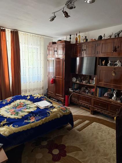Apartament cu 3 camere decomandat în Lipovei