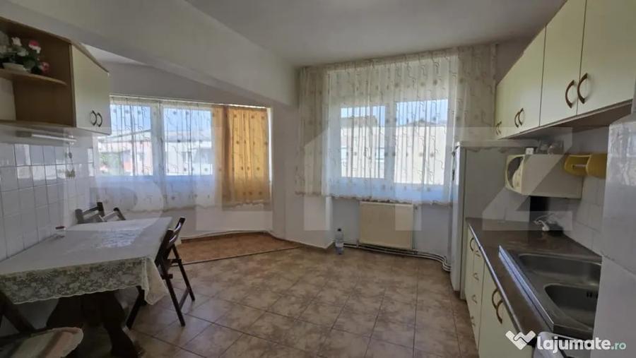 Apartament cu 3 camere semidecomandat în Micro 16