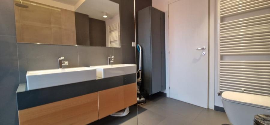 Apartament cu 3 camere decomandat, mobilat în Sisești