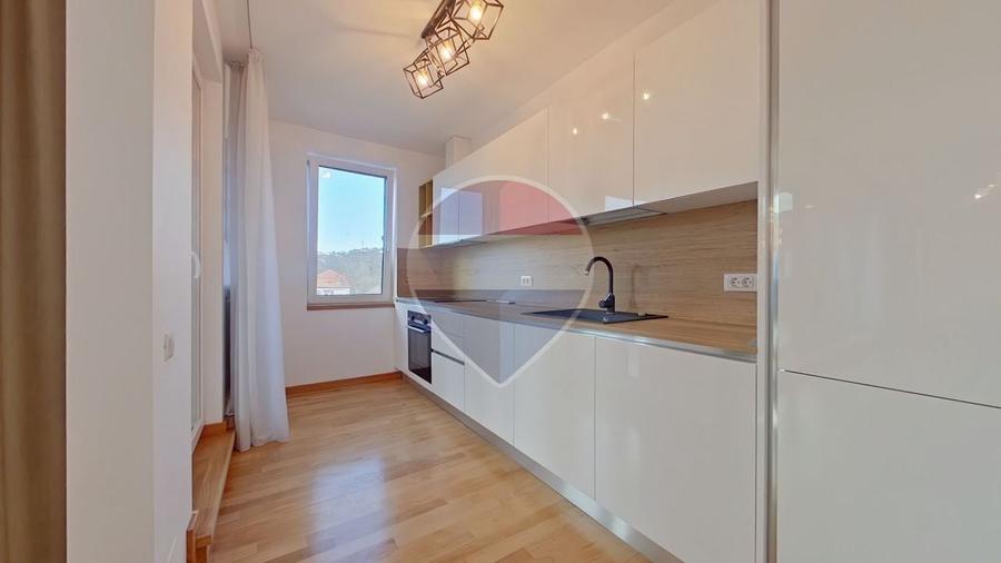Apartament cu 3 camere semidecomandat, mobilat în Central