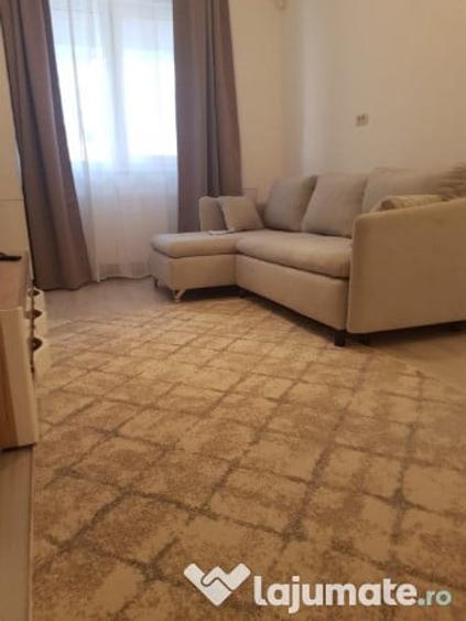 Garsonieră decomandată în Roșu