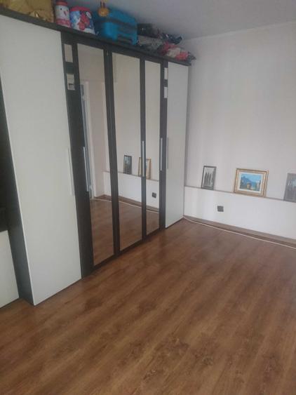 Apartament cu 3 camere decomandat în Exterior Vest