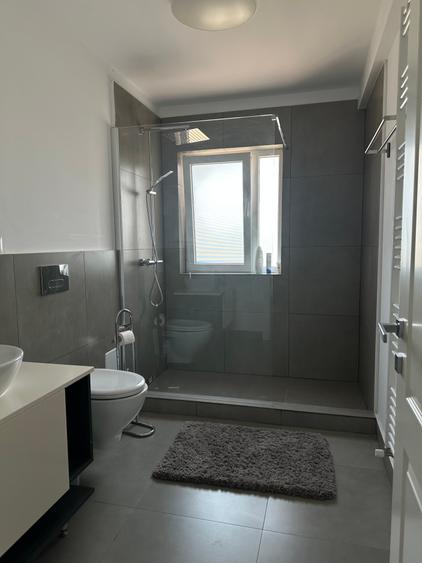 Casă individuală cu 6 camere cu Canalizare în Est