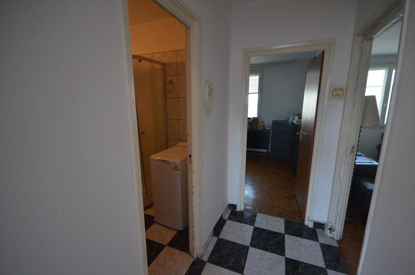 Apartament cu 3 camere semidecomandat în P-ța Muncii