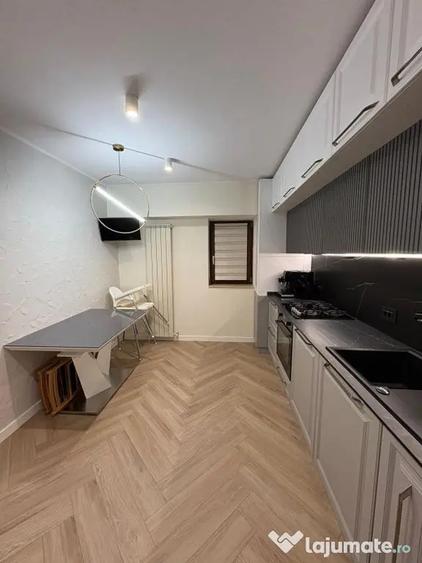 Apartament cu 3 camere decomandat, mobilat în Faleza Nord
