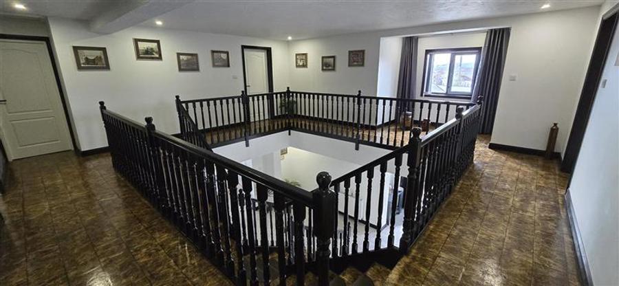 Casă individuală cu 8 camere cu Piscina în 1 Decembrie