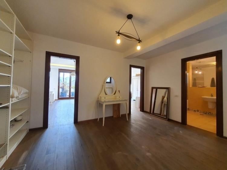 Apartament cu 4 camere în P-ța Romană