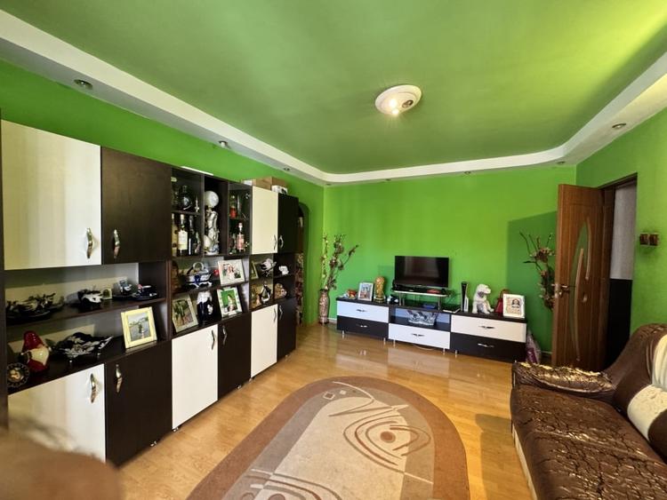 Apartament cu 3 camere semidecomandat, mobilat în Craiovița Nouă