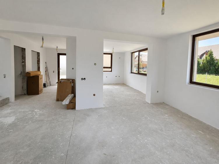 Casă individuală cu 4 camere cu Teren 300 Mp în Exterior Sud
