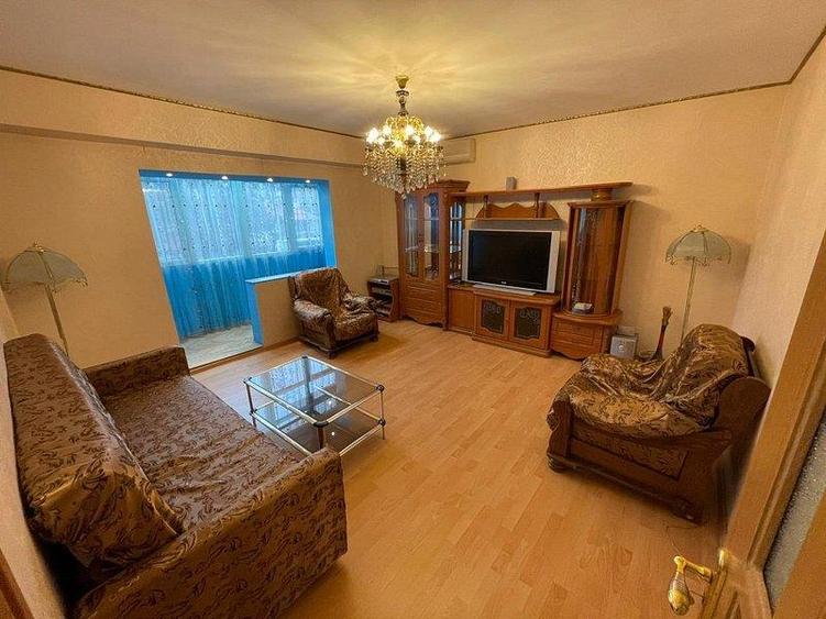 Apartament cu 3 camere decomandat în Lizeanu