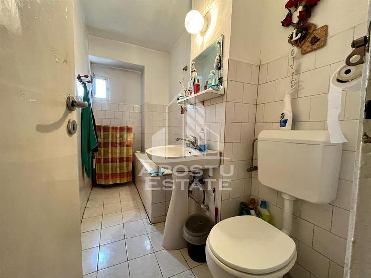 Apartament cu 4 camere decomandat, mobilat în Aradului