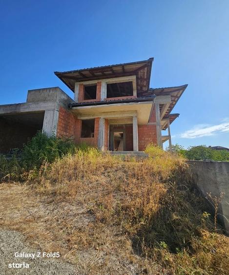 Casă cu 4 camere cu Teren 1400 Mp în Central