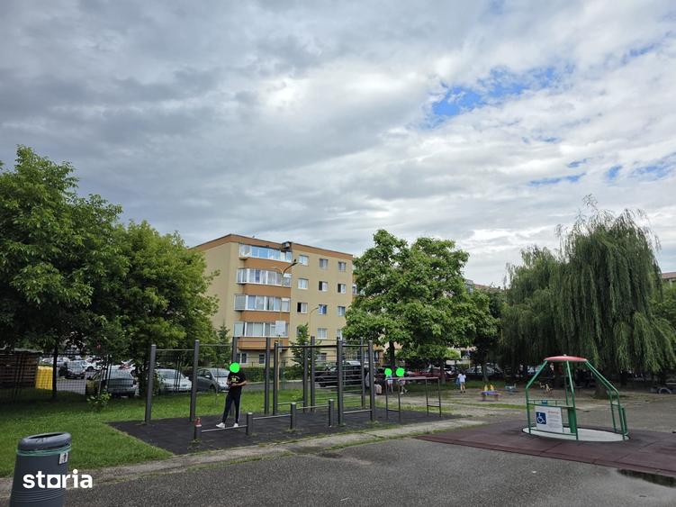 Apartament cu 3 camere decomandat în Astra