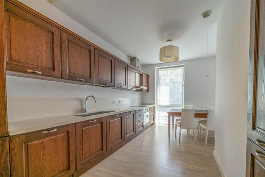 Apartament cu 4 camere semidecomandat în Aviatorilor