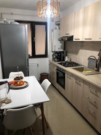Apartament cu 3 camere semidecomandat în Pielești