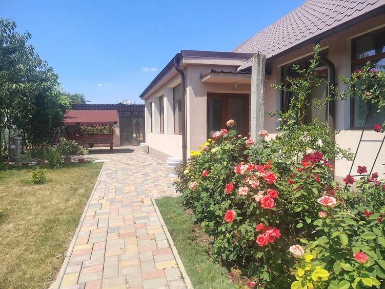 Casă cu 5 camere cu Teren 1300 Mp în Central