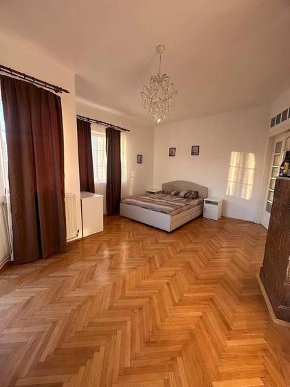 Apartament cu 3 camere semidecomandat în Peninsula