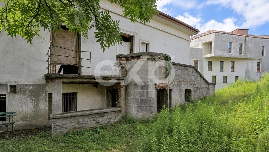 Casă individuală cu 9 camere cu Canalizare în Centrul Istoric