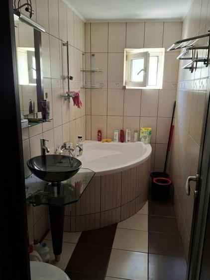 Apartament cu 3 camere decomandat în Vitan