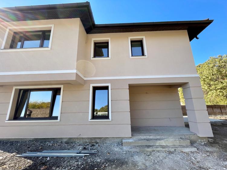 Casă cu 4 camere cu Teren 250 Mp în Valea Ursului