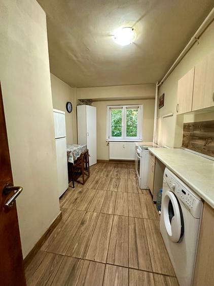 Apartament cu 3 camere decomandat în Tei
