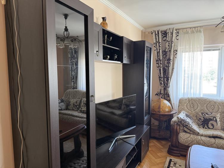 Apartament cu 3 camere decomandat, mobilat în Decebal