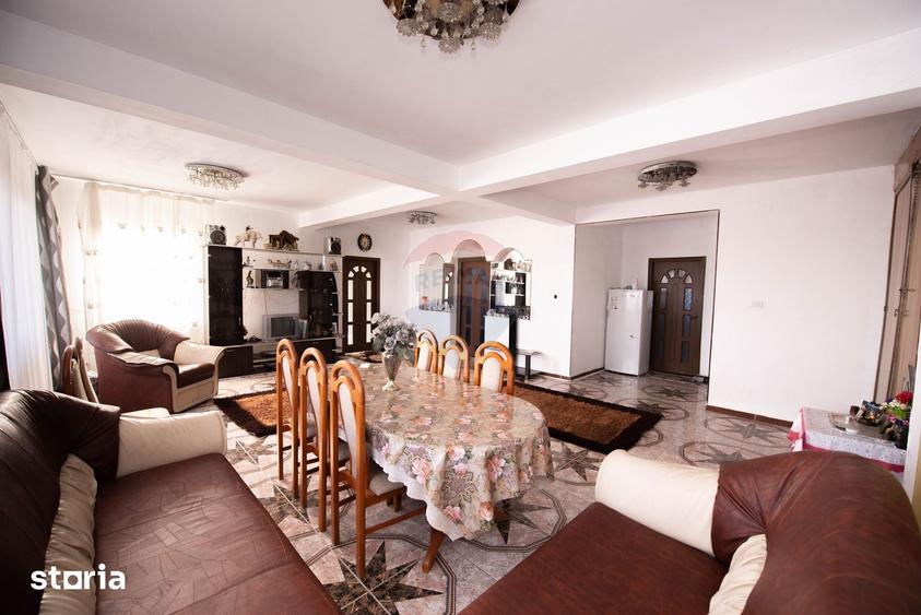 Casă cu 7 camere cu Teren 466 Mp în Central