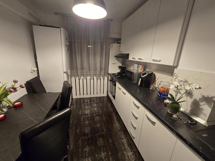 Apartament cu 3 camere decomandat în Exterior Vest
