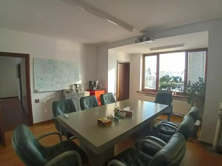 Apartament cu 6 camere decomandat în Dorobanți