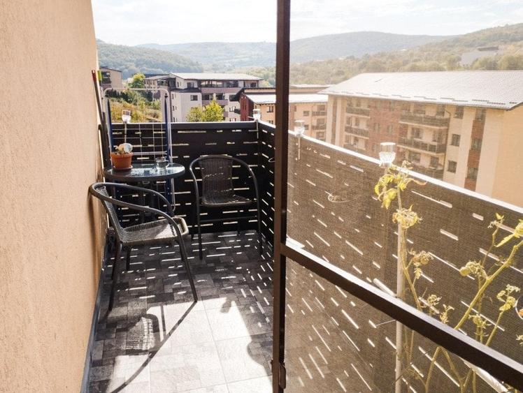 Apartament cu 4 camere semidecomandat, mobilat în Florești