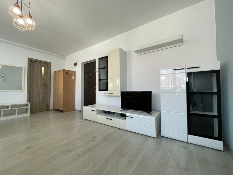 Apartament cu 2 camere semidecomandat, mobilat în Între Lacuri