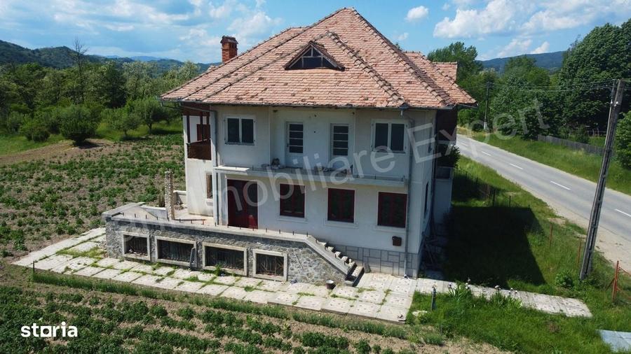 Casă cu 4 camere în Bujoreni