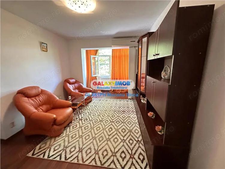 Apartament cu 3 camere semidecomandat, mobilat în Mihai Bravu