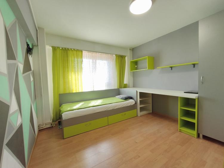 Apartament cu 4 camere decomandat în Central