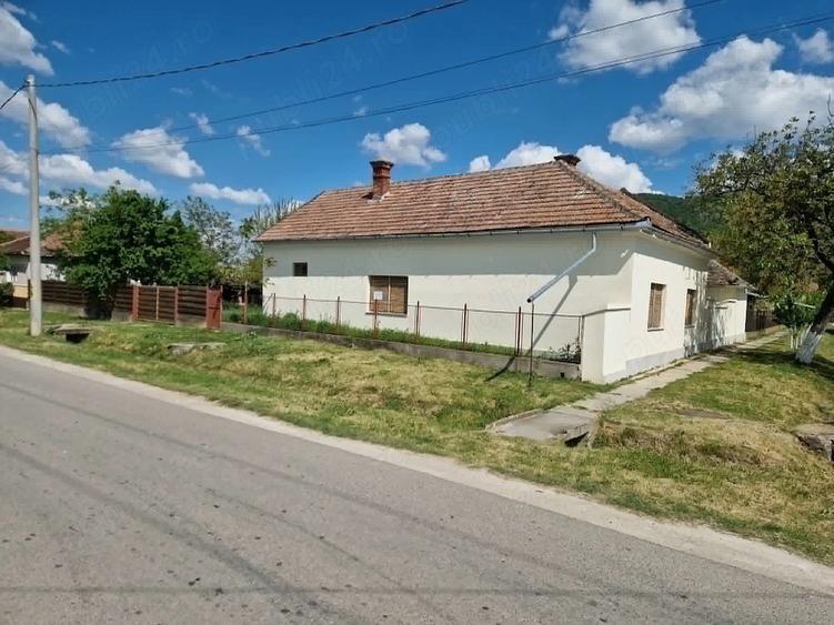 Casă cu Teren 2973 Mp în Șiria