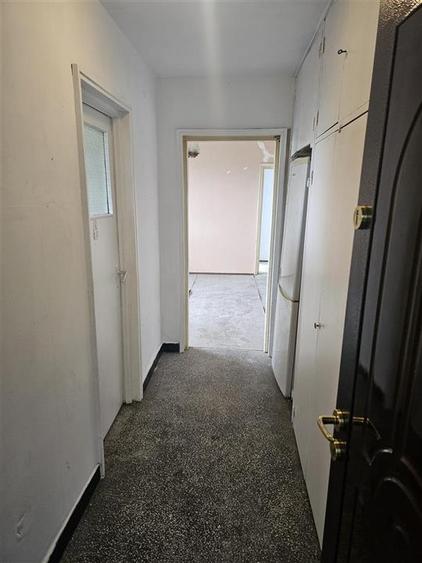 Apartament cu 3 camere semidecomandat în Berceni
