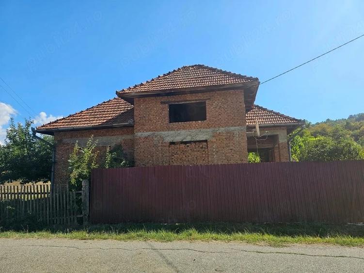 Casă cu 4 camere cu Teren 1500 Mp în Ștei