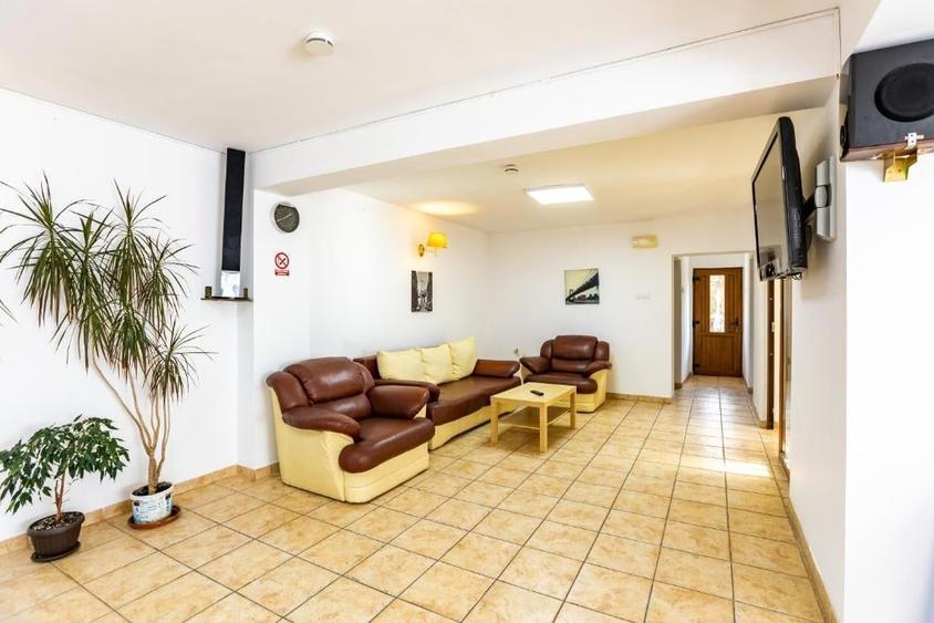 Duplex cu 10 camere cu Teren 250 Mp în Zamora