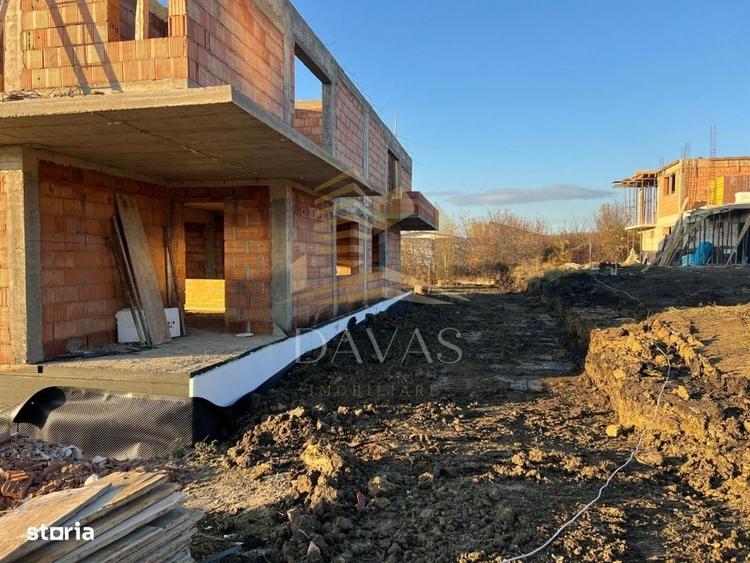 Casă cu 4 camere în Dâmbul Rotund