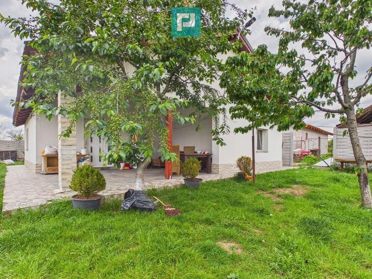 Casă individuală cu 3 camere cu Canalizare în Leș