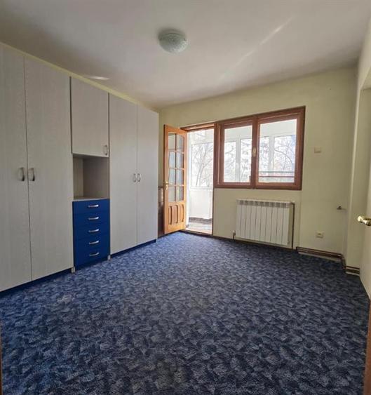 Apartament cu 3 camere decomandat în Podu Roș