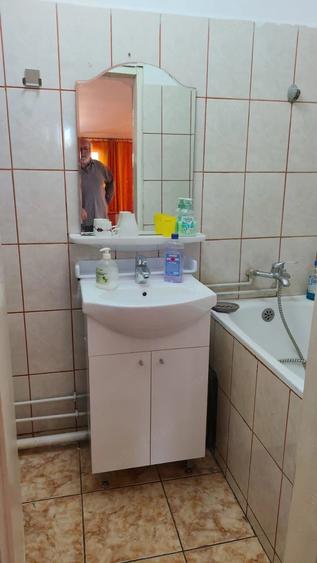 Apartament cu 3 camere semidecomandat în Ozana