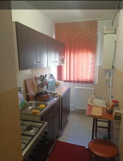 Apartament cu 3 camere semidecomandat în Km 4-5