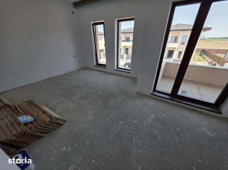 Casă cu 5 camere cu Teren 324 Mp în Fundeni