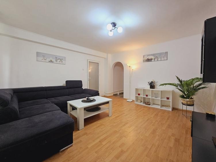 Apartament cu 3 camere semidecomandat, mobilat în Vitan Mall