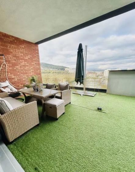 Penthouse cu 3 camere semidecomandat, mobilat în Florești