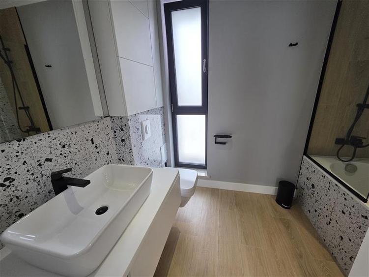 Casă individuală cu 6 camere cu Canalizare în Sud-Est