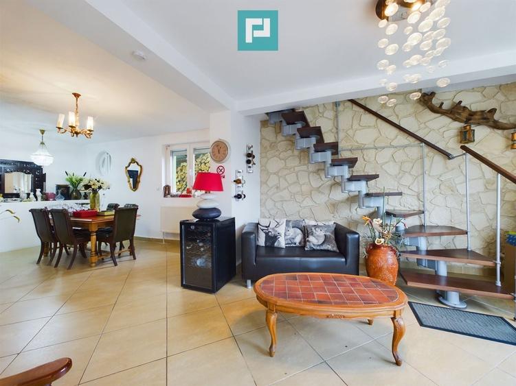 Casă individuală cu 6 camere cu Teren 1810 Mp în Moneasa