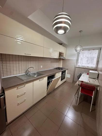 Apartament cu 2 camere decomandat, mobilat în Parcul Carol