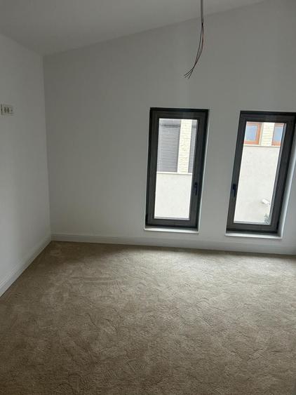 Casă individuală cu 6 camere decomandat cu Canalizare în Girocului